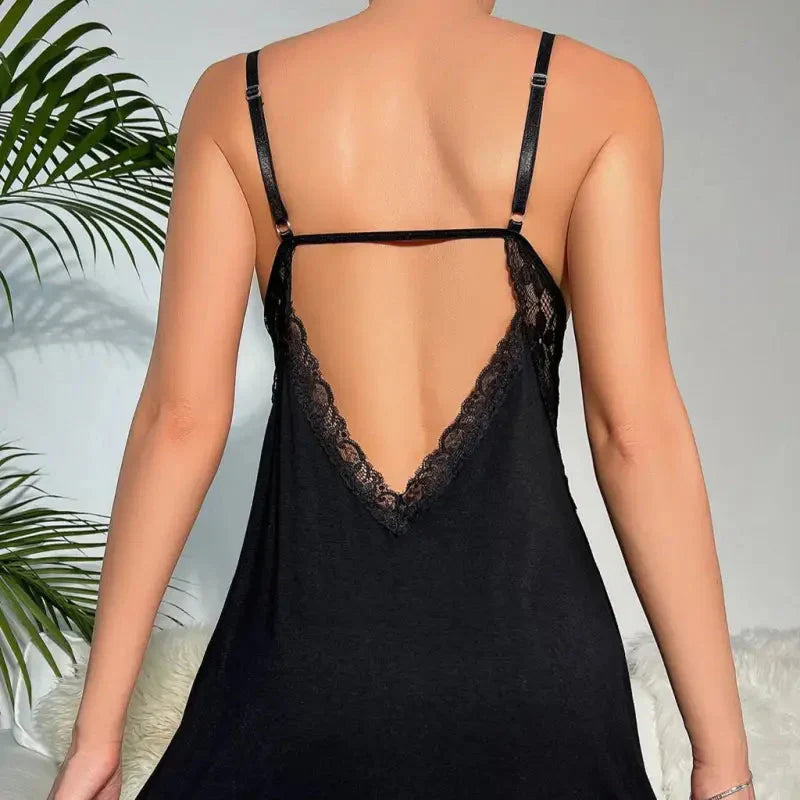 Koszula nocna z odsłoniętymi plecami